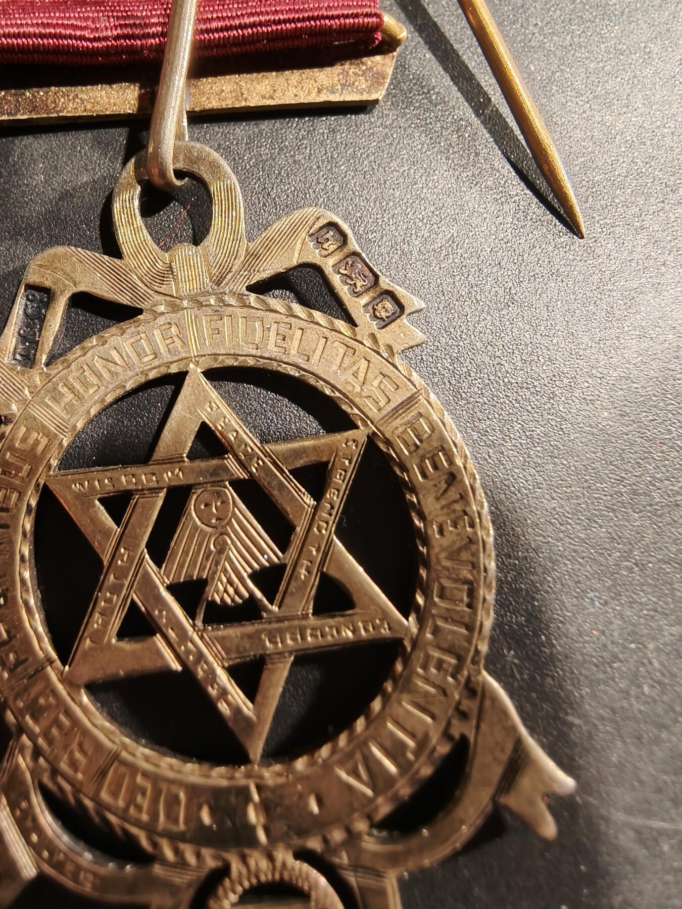 老王徽章第181期 英国共济会奖章    925银镀金    14.3g