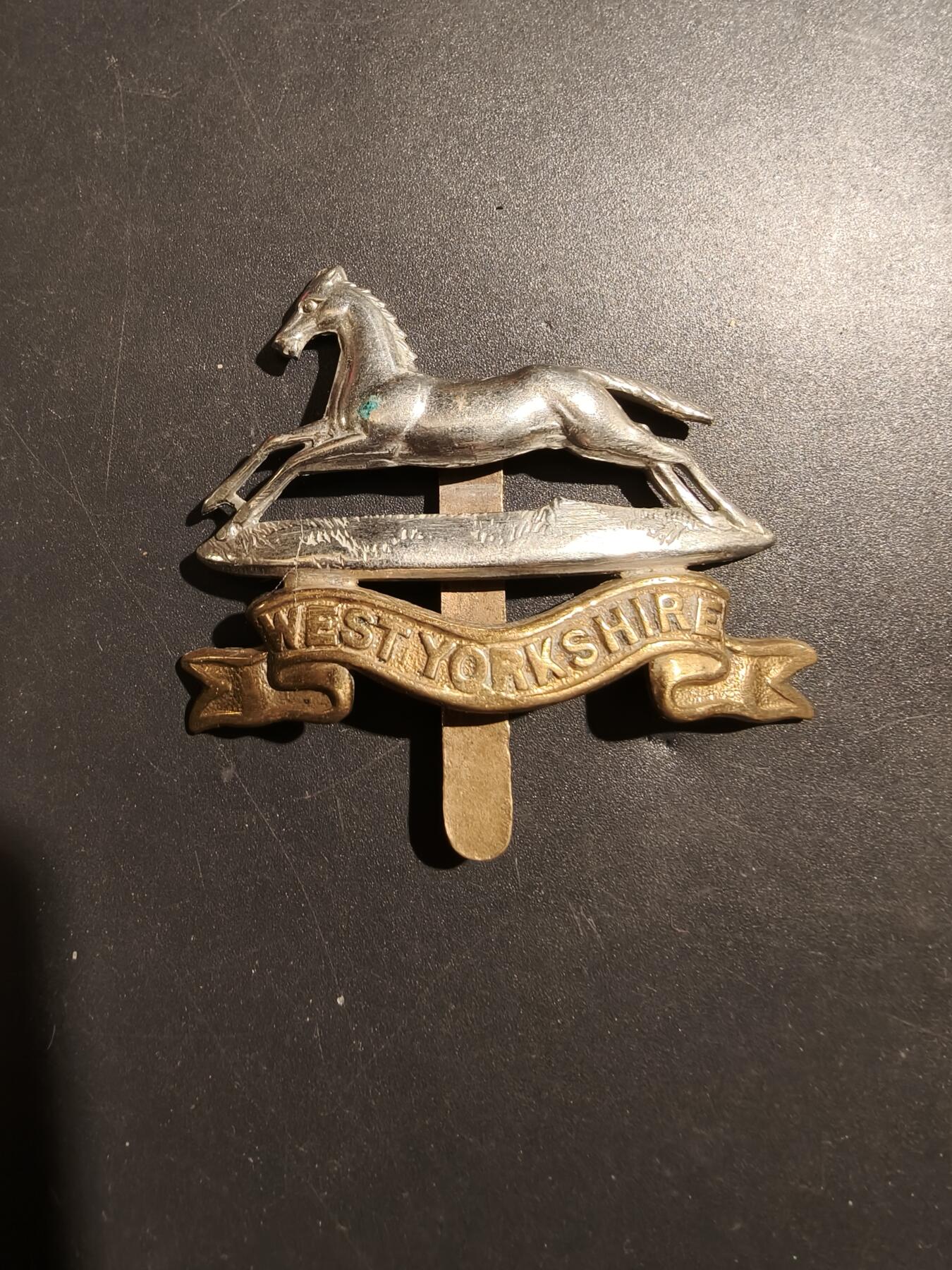 老王徽章第181期 英国西约克郡步兵团帽徽    一战时期