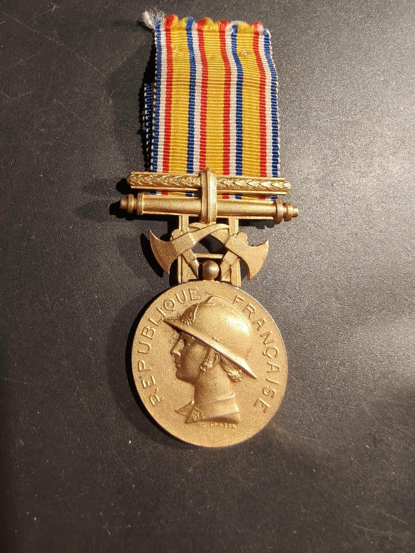 老王徽章第181期 法国金级消防员服役奖章    950银镀金    18.1g