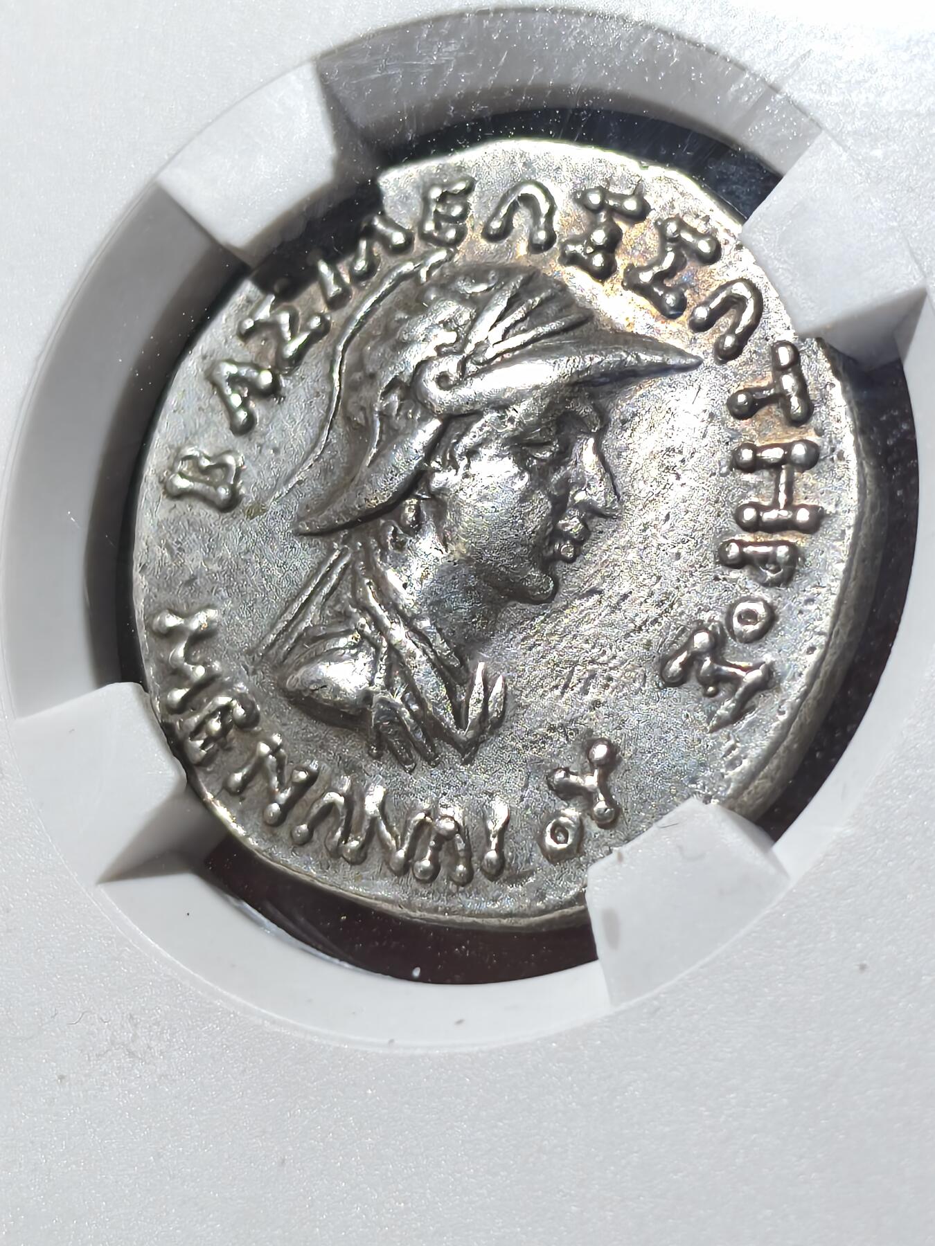 星盘世界钱币二月二十一日初五 世界古典币春节精品大拍 祝各位藏友马年大吉-新年新气象！ 精品典藏！印度希腊佛教护法王之一 - 米南德一世四德拉克马银币，TQG评级xf打制满分，铭文齐全，一步到位的品种，这一枚非常有趣，雅典娜周围有一圈珠圈。非常少见的例子，没有找到同类型的type ，带有一些淡淡的彩色，令人愉悦的包浆