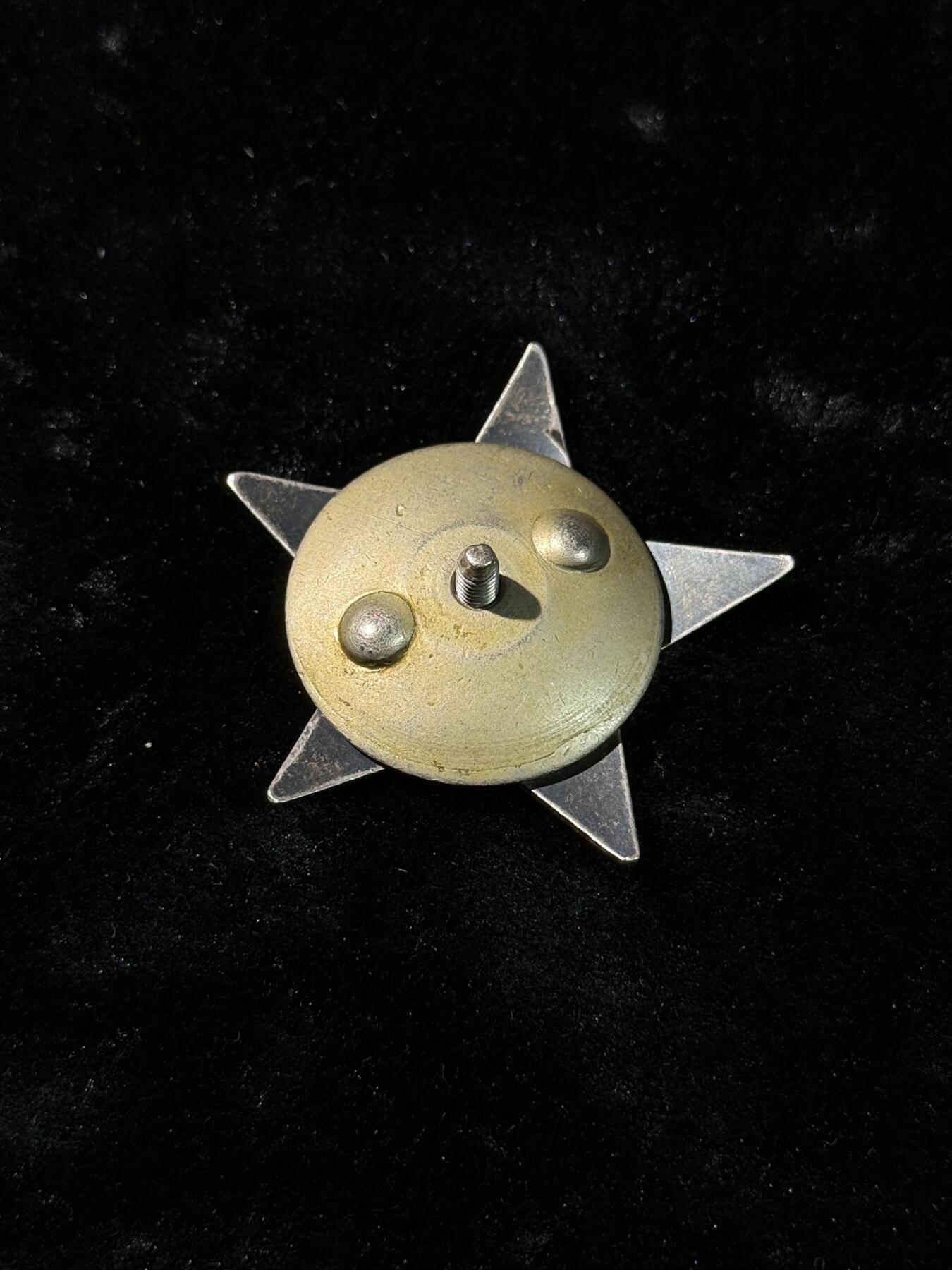 欢庆春节！戎马世界章牌大赏第111期春节大拍 苏联红星勋章，号段1018567，得主做为共青团工作组织者，在抗击班德拉分子和乌克兰民族主义者组织分子时积极组织政治演讲宣传，后在敖德萨作战是肩部受伤