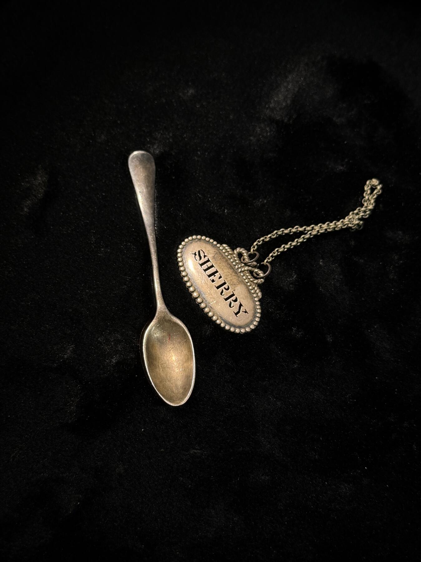 欢庆春节！戎马世界章牌大赏第111期春节大拍 银制吊坠与汤匙一组