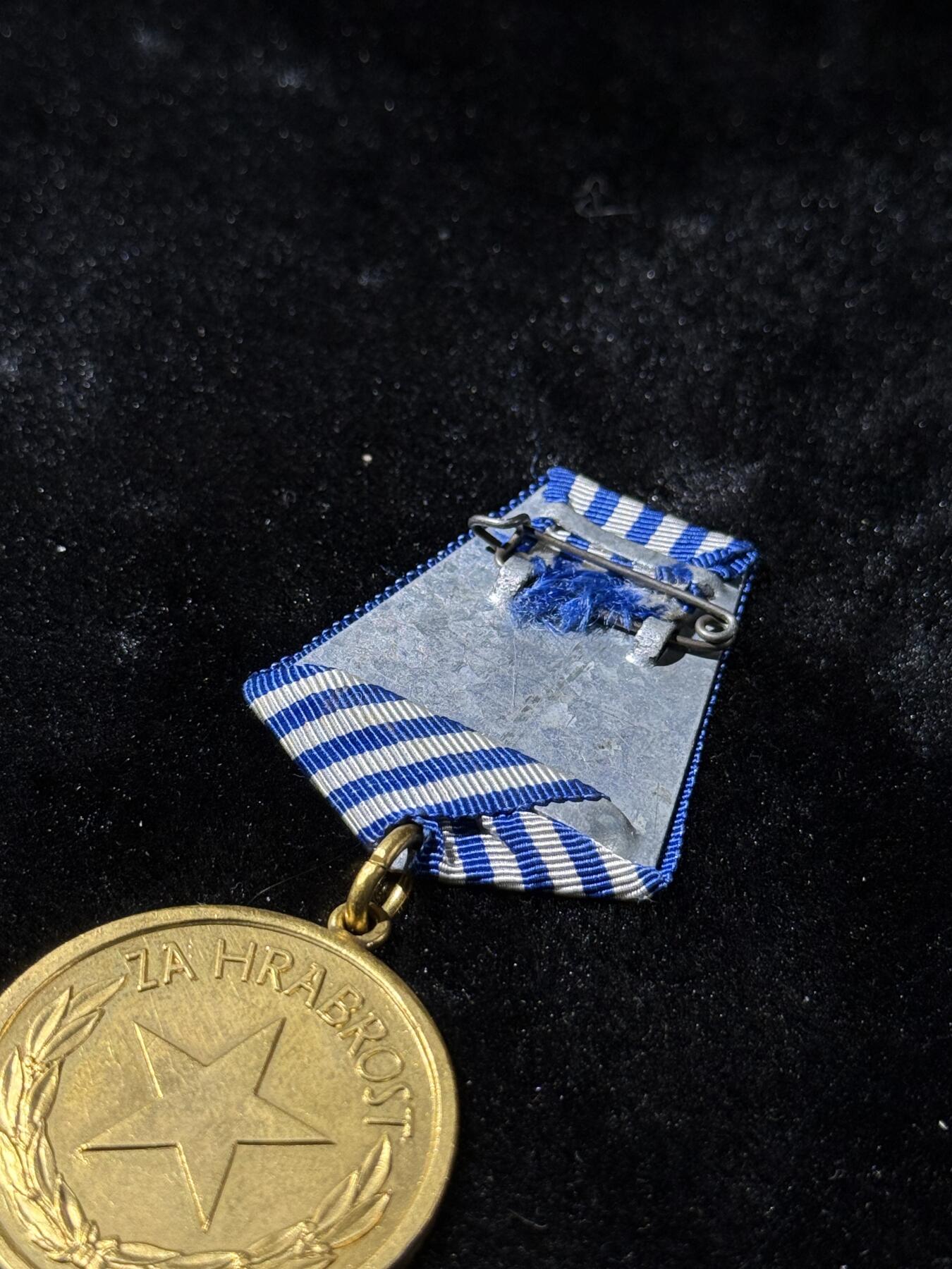 欢庆春节！戎马世界章牌大赏第111期春节大拍 南斯拉夫勇敢奖章，萨版