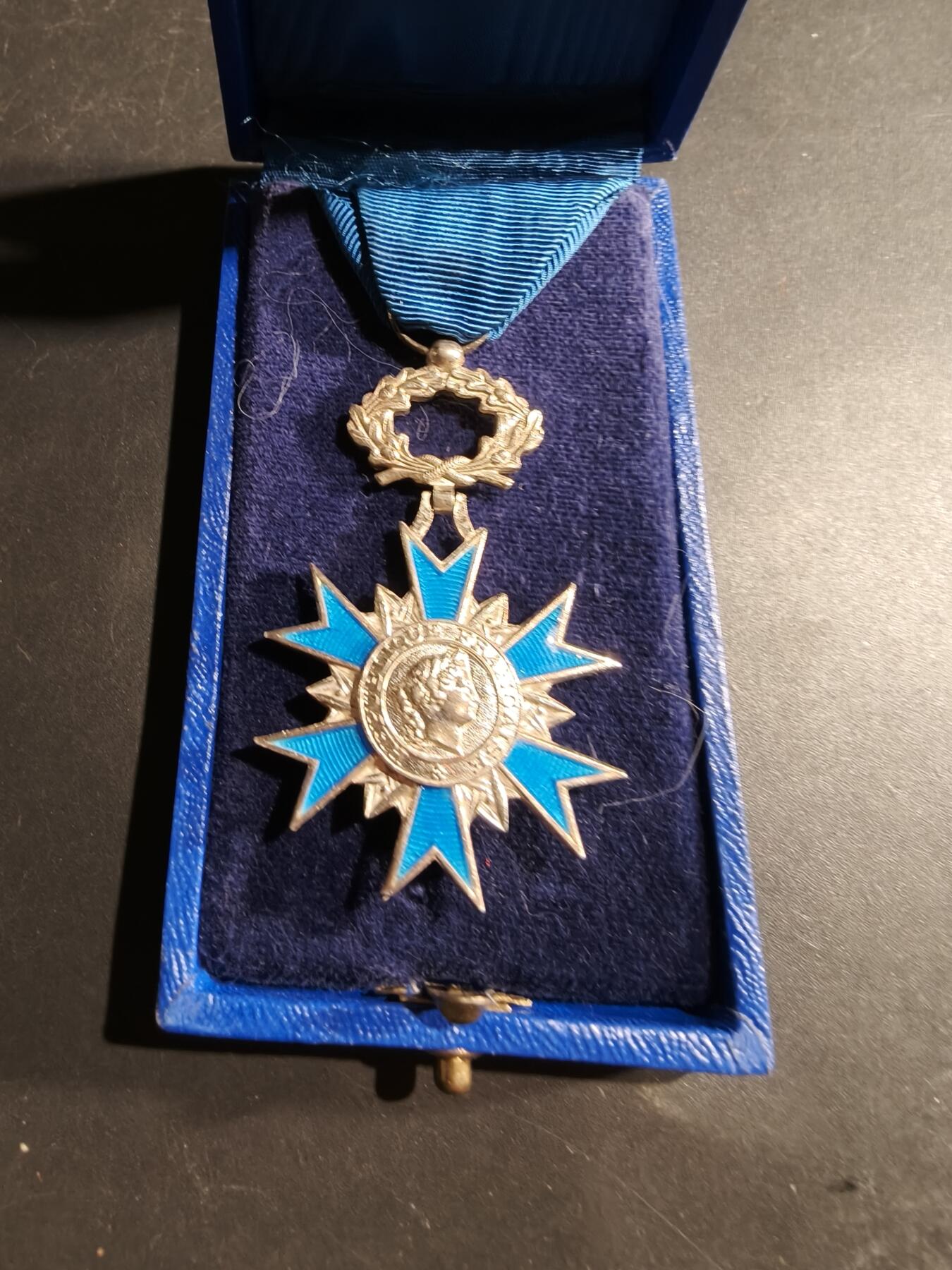 老王徽章第181期 法国骑士级国家功勋勋章    原盒    早期950银质珐琅     24.4g