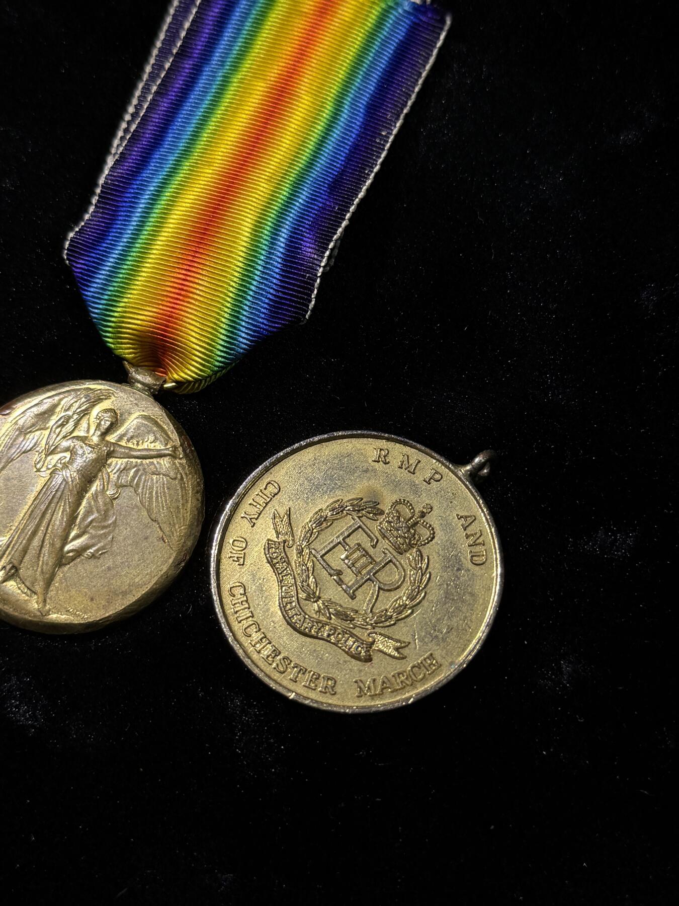 欢庆春节！戎马世界章牌大赏第111期春节大拍 英国奖章一组