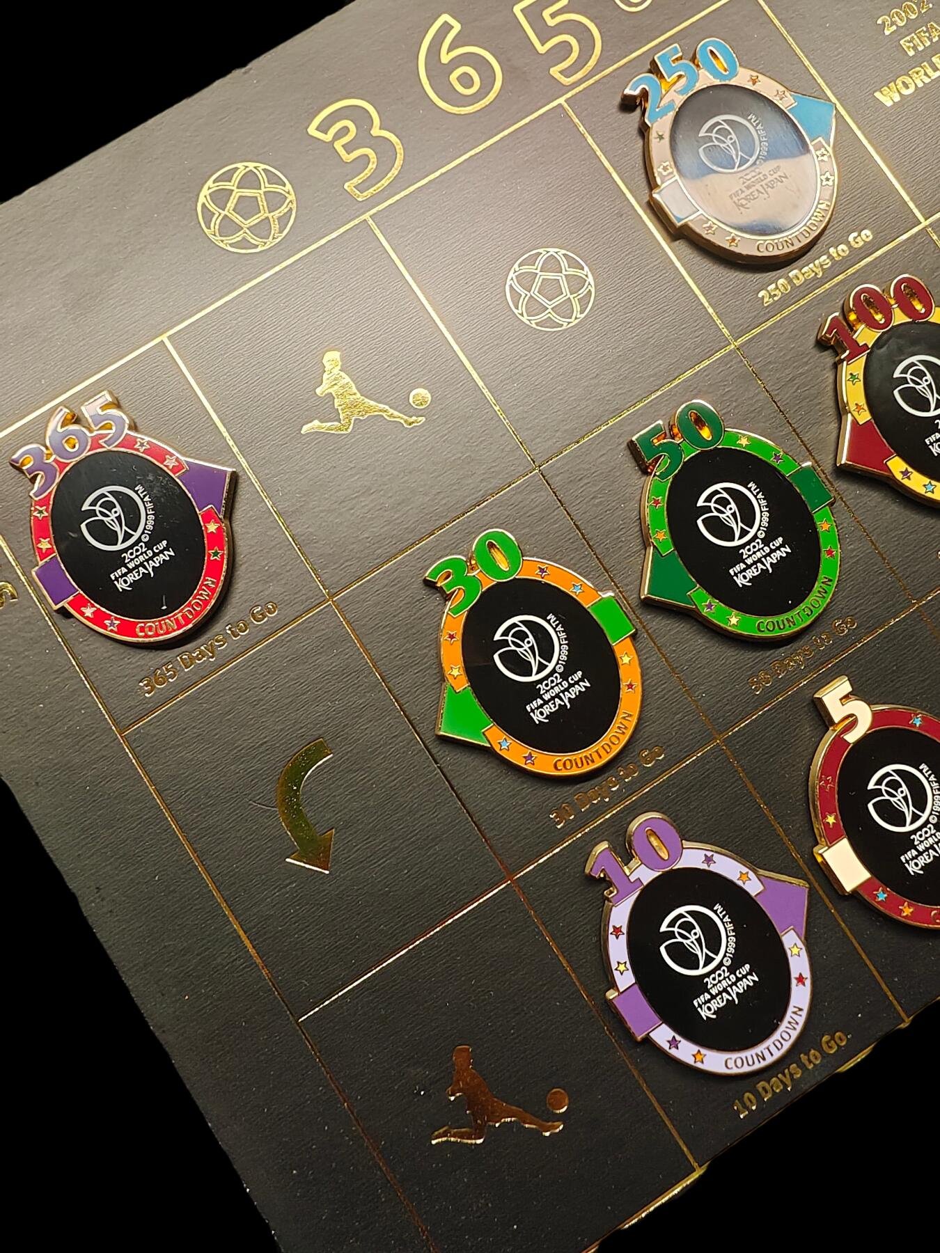 2002年韩日世界杯365倒计时纪念徽章原版授权产品 球迷收藏 足球纪念品