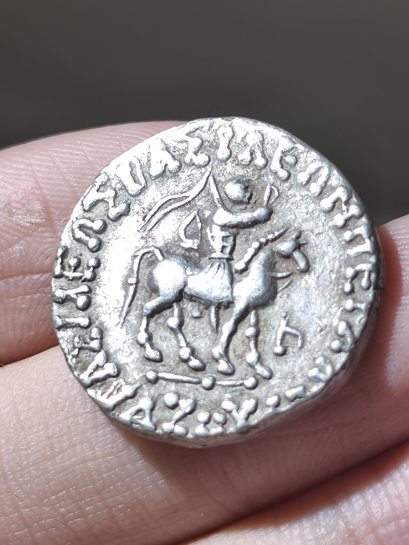 星盘世界钱币二月二十一日初五 世界古典币春节精品大拍 祝各位藏友马年大吉-新年新气象！ 精品印度塞克阿泽斯二世四德拉克马银币，正面是国王骑马形象背面是雅典娜手持长矛，铭文清晰，品相漂亮，目前国外价格此品相已达到150欧元以上