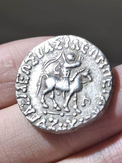 精品印度塞克阿泽斯二世四德拉克马银币，正面是国王骑马形象背面是雅典娜手持长矛，铭文清晰，品相漂亮，目前国外价格此品相已达到150欧元以上