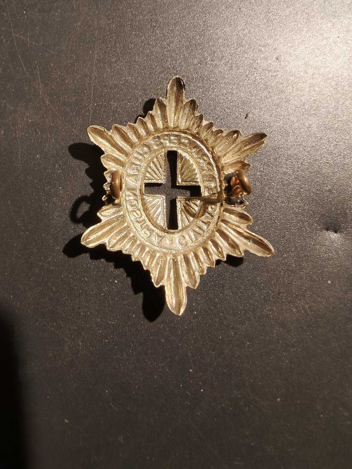 老王徽章第181期 英联邦加拿大总督步兵卫队帽徽    二战时期