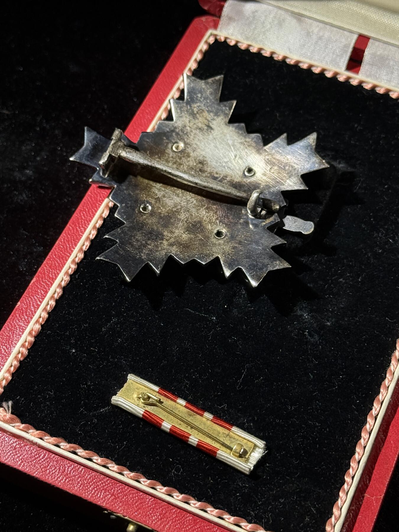 欢庆春节！戎马世界章牌大赏第111期春节大拍 南斯拉夫三级人民军勋章，银制，早期滚边礼盒薄章体版本，盒扣缺失