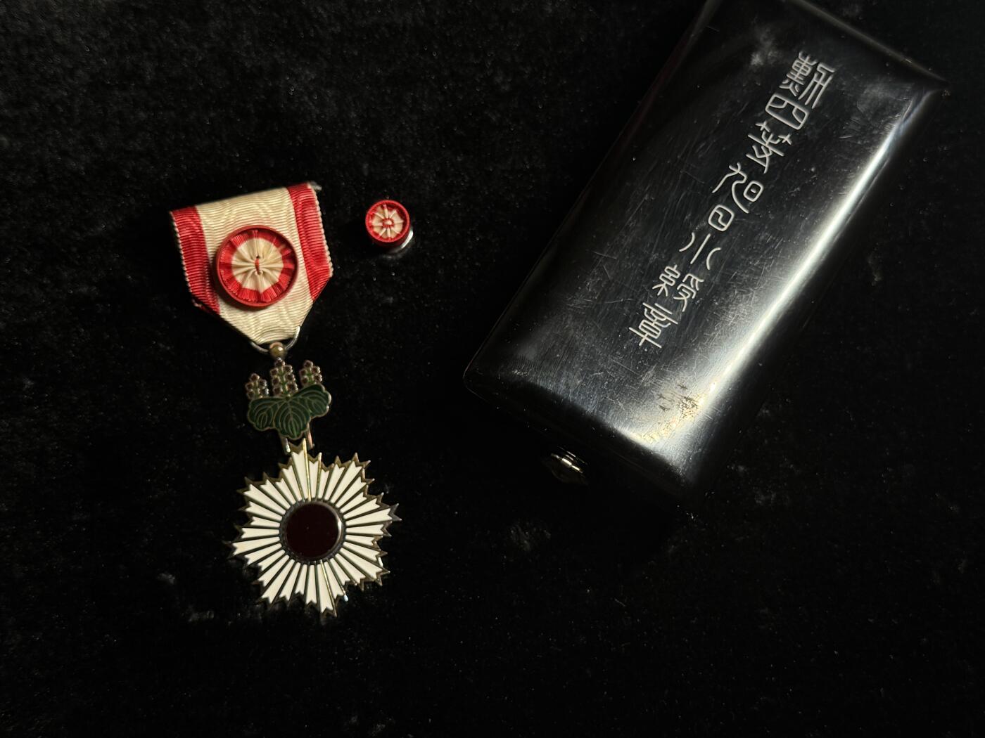 欢庆春节！戎马世界章牌大赏第111期春节大拍 日本勋四等旭日章，银字盒