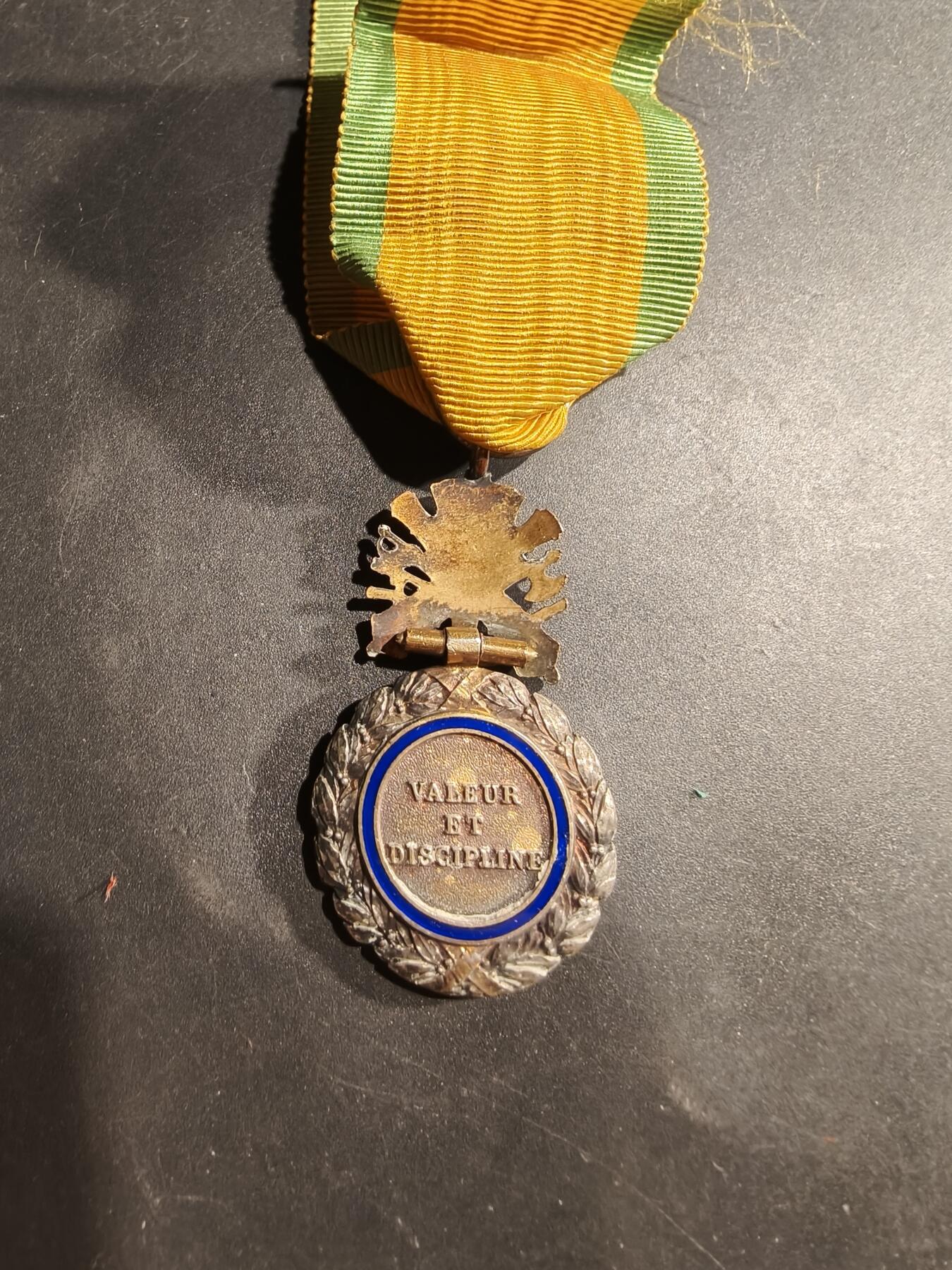 老王徽章第181期 法国军事奖章   三共时期    950银镀金珐琅   原盒   20.6g