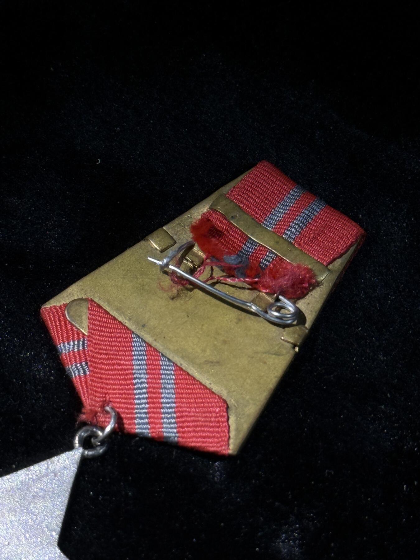 欢庆春节！戎马世界章牌大赏第111期春节大拍 阿尔巴尼亚二级红星勋章，别针有修，不影响正常佩戴