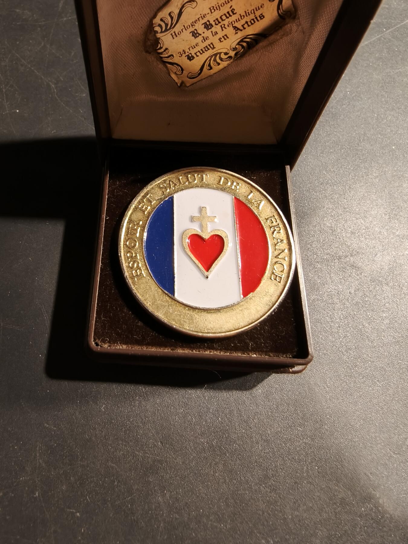 老王徽章第181期 法国圣心大教堂纪念章    原盒     直径40mm    重量29.5g