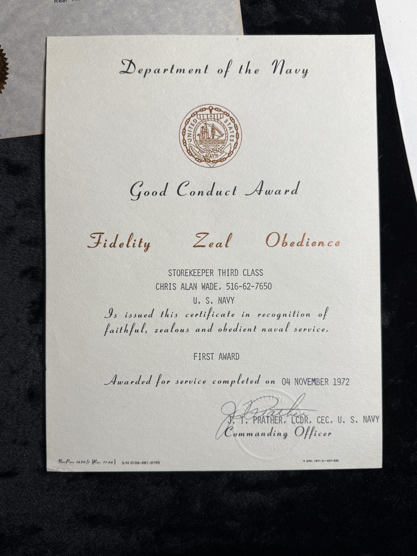 欢庆春节！戎马世界章牌大赏第111期春节大拍 美国太平洋舰队潜艇水兵证书套，得主在USS Barbel (SS-580) 号潜艇担任首席仓库管理员