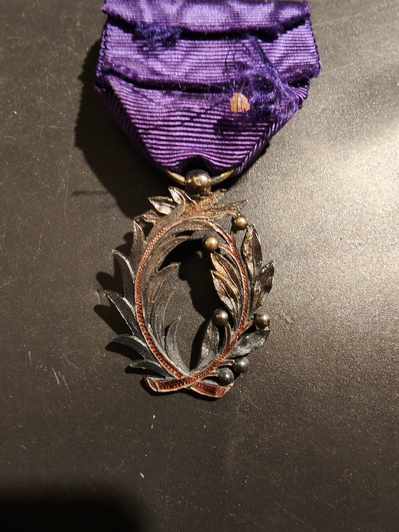 老王徽章第181期 法国军官级棕榈叶勋章    原盒    三共早期珠宝商Kretly制造     野猪头银标     银质镀金珐琅    盒子有点扣不紧