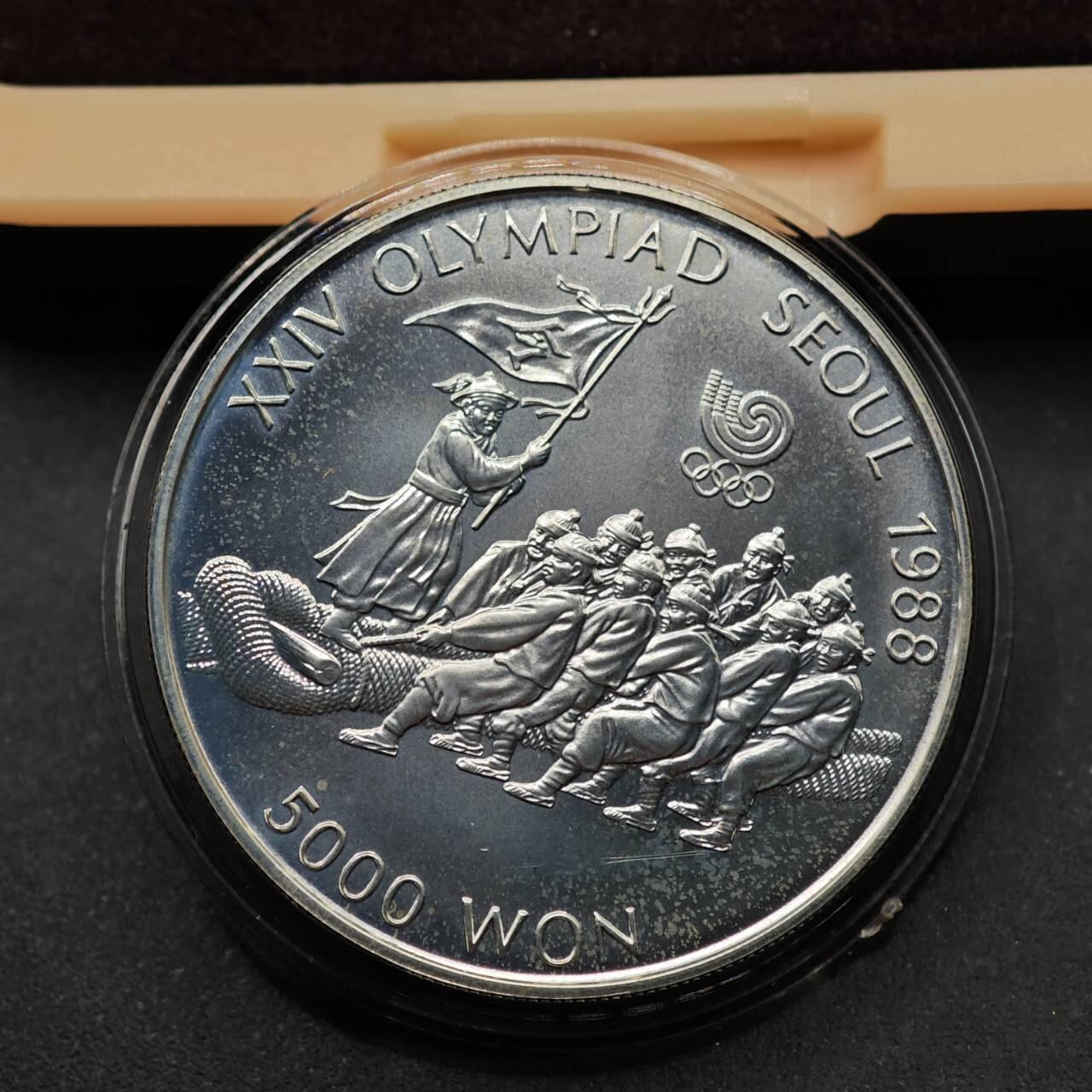 【淘币小摊】实时拍第八百七十拍   银币套币场    年前最后一场周一预留全部发出 本场无中意拍品可私信周日发货请更换最新收货地址不方便收货的请勿参拍或者顺丰到付 韩国1986年5000韩元普制银币 汉城奥运会-拔河 16.81克925银 盒证全
