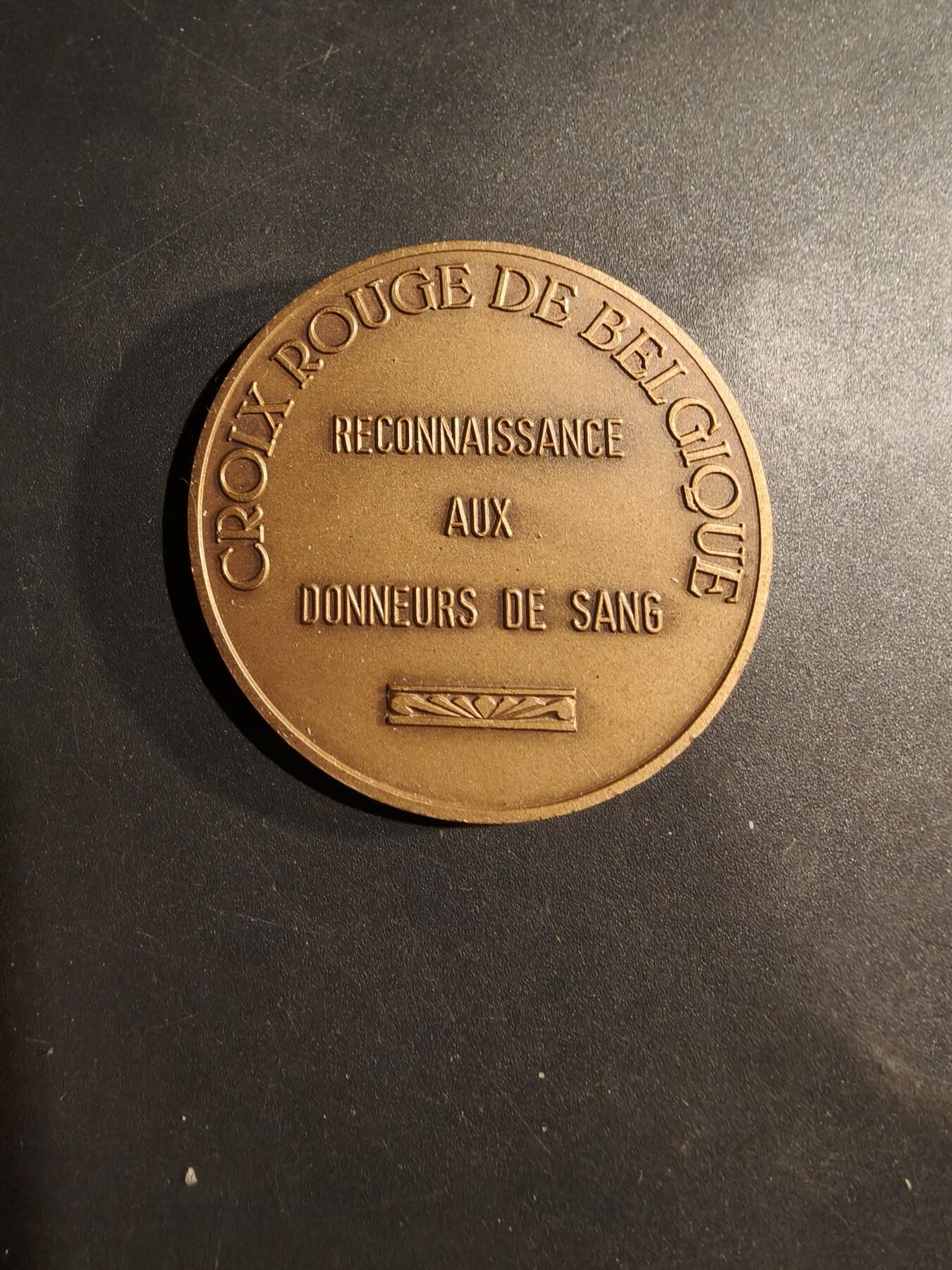 老王徽章第181期 比利时红十字会无偿献血纪念章     原盒    直径50mm    重量46.1g