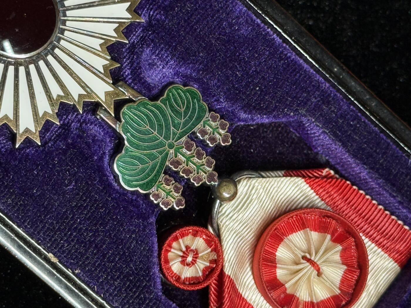 欢庆春节！戎马世界章牌大赏第111期春节大拍 日本勋四等旭日章，银字盒