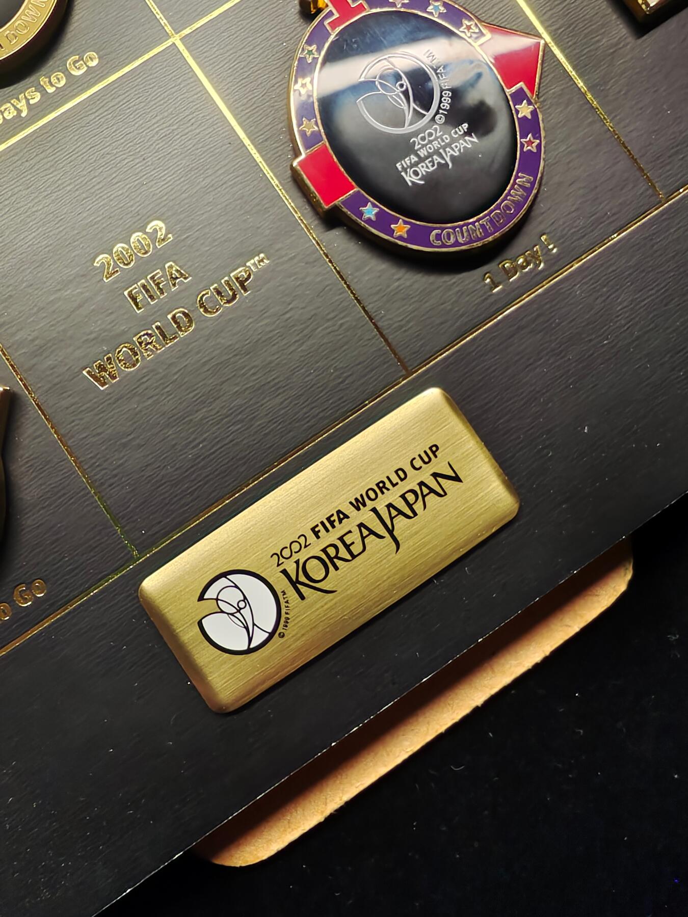 2002年韩日世界杯365倒计时纪念徽章原版授权产品 球迷收藏 足球纪念品
