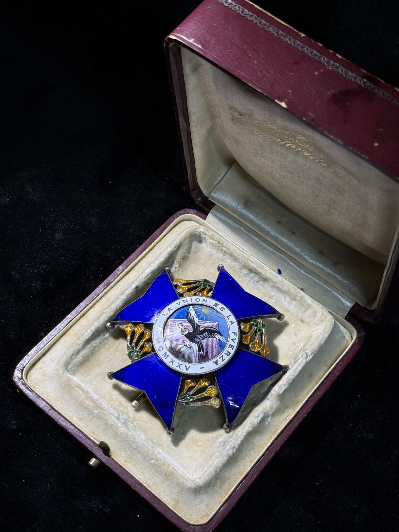 欢庆春节！戎马世界章牌大赏第111期春节大拍 玻利维亚安第斯秃鹫勋章星芒章，银制，法国亚瑟贝特朗制造，珐琅有损