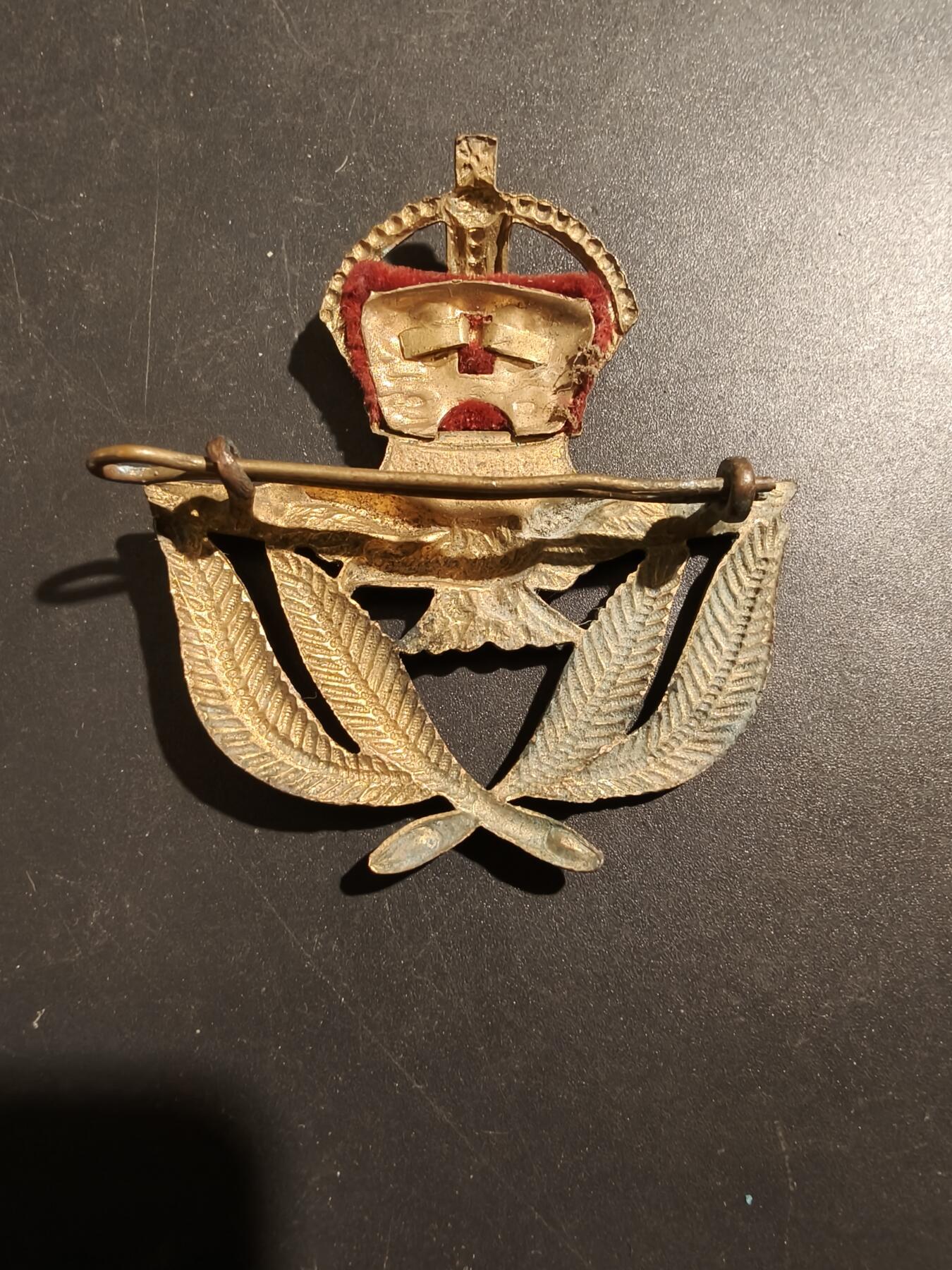 老王徽章第181期 英国皇家空军准尉金属帽徽     二战时期