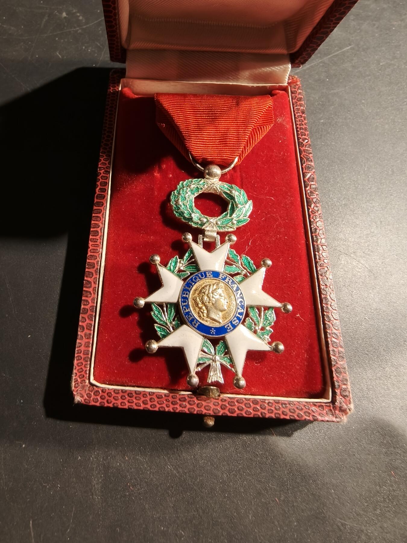 老王徽章第181期 法国骑士级荣誉军团勋章   原盒   早期950银质珐琅    五共时期