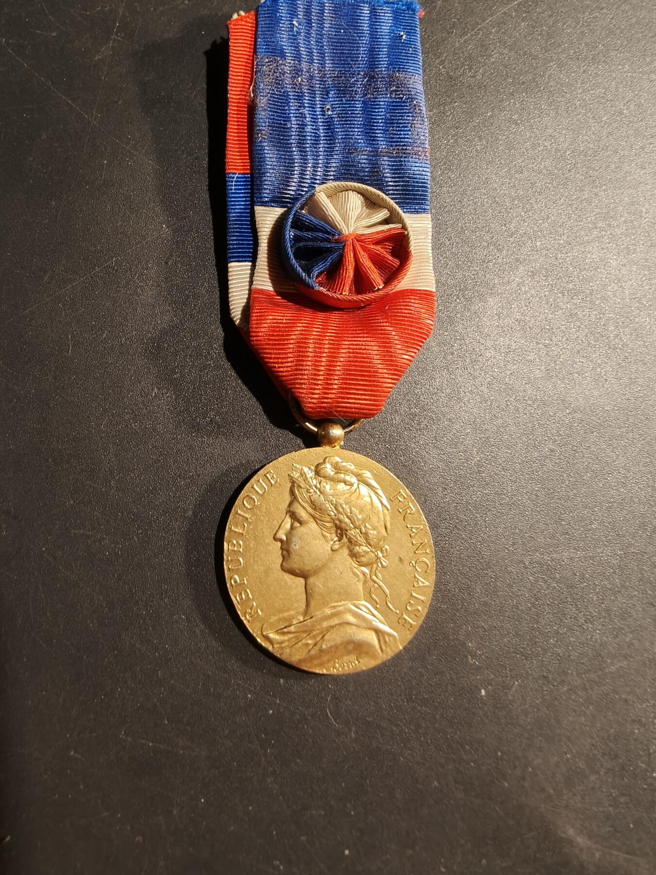 老王徽章第181期 法国金级劳工奖章    13g    950银镀金