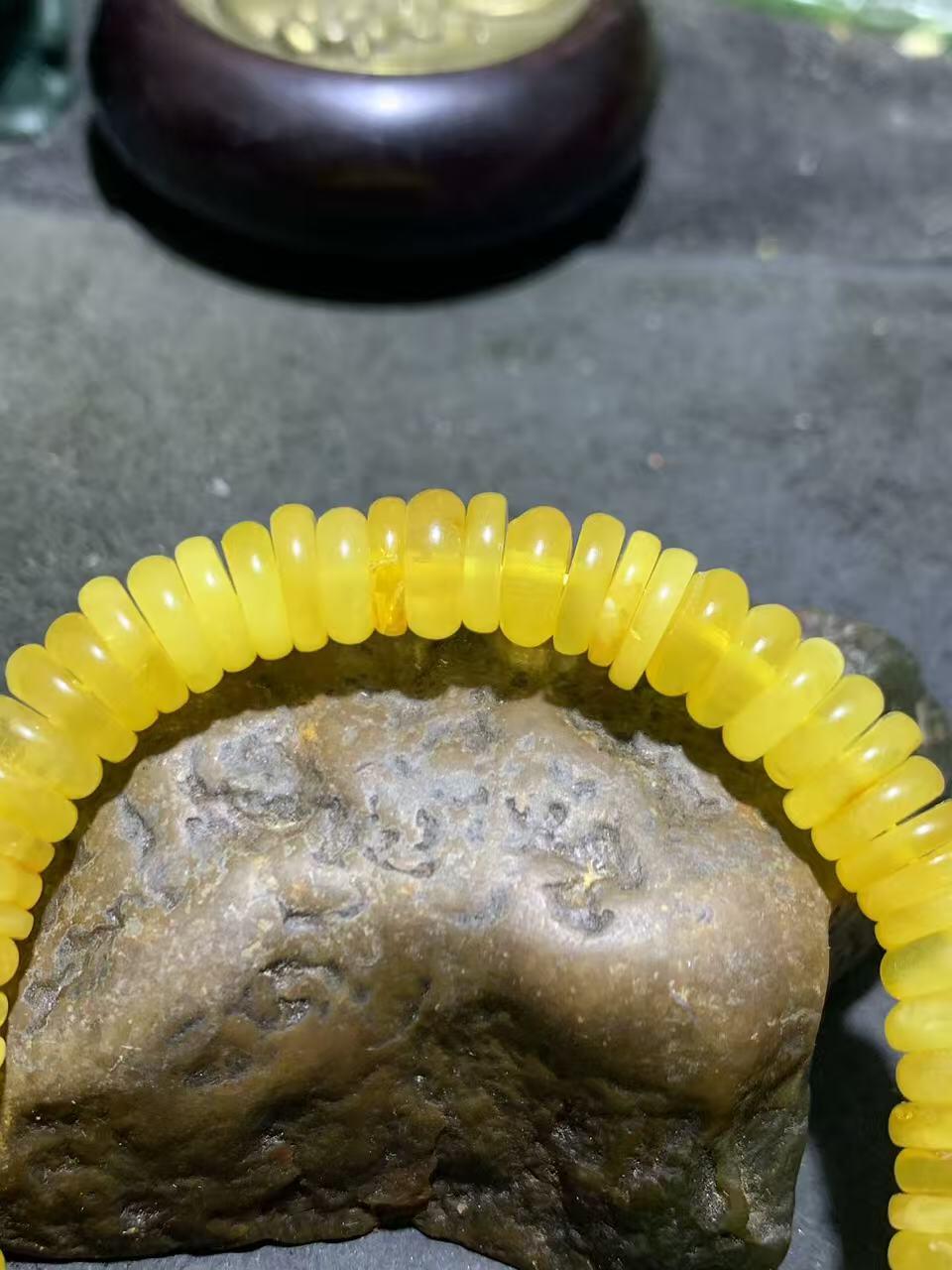 精美天然乌料蜜蜡隔片手串1条！