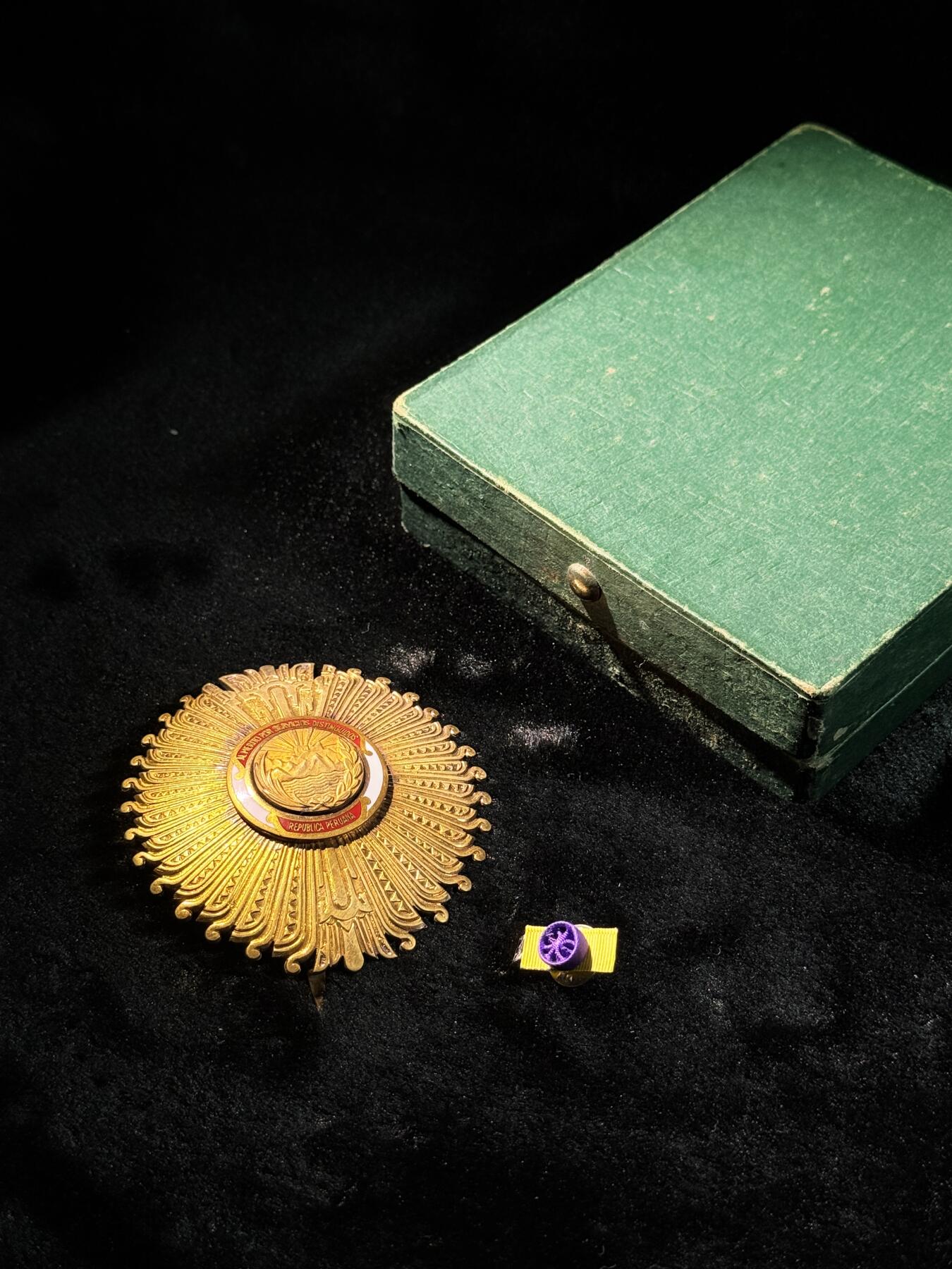 欢庆春节！戎马世界章牌大赏第111期春节大拍 秘鲁太阳勋章星芒章，早期银制版本，盒略齐全