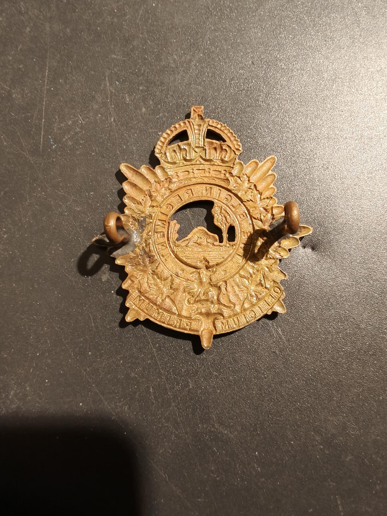 老王徽章第181期 英联邦加拿大埃尔金团帽徽     二战时期     该团在战时做为第25装甲团参战