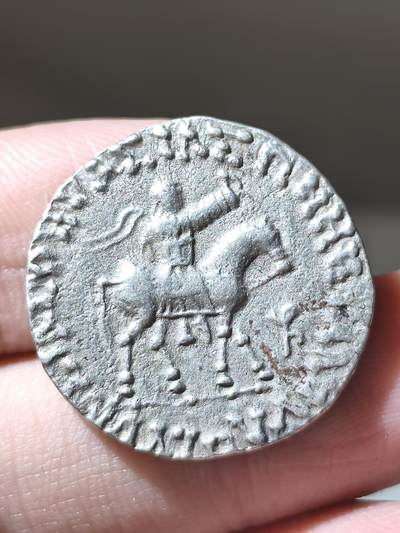精品印度塞克阿泽斯二世四德拉克马银币，正面是国王骑马形象背面是宙斯托举胜利女神手持长矛，铭文清晰，品相漂亮，目前国外价格此品相已达到150欧元以上