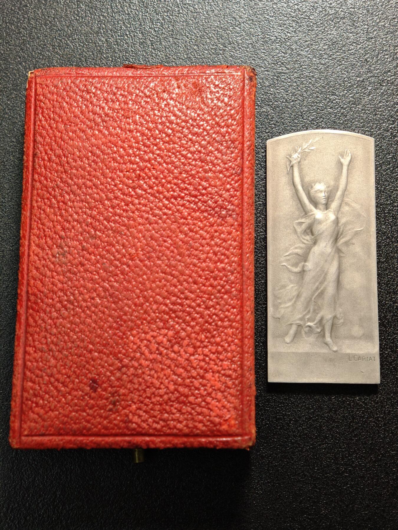 【德藏】世界币章拍卖第165期（拍品征集中~欢迎藏友联系） 19世纪 法国新艺术运动风格·援助盲人协会矩形纪念银章 带盒 丰饶角边铭 直径约：25.4mm×60.3mm；重约：36.2g