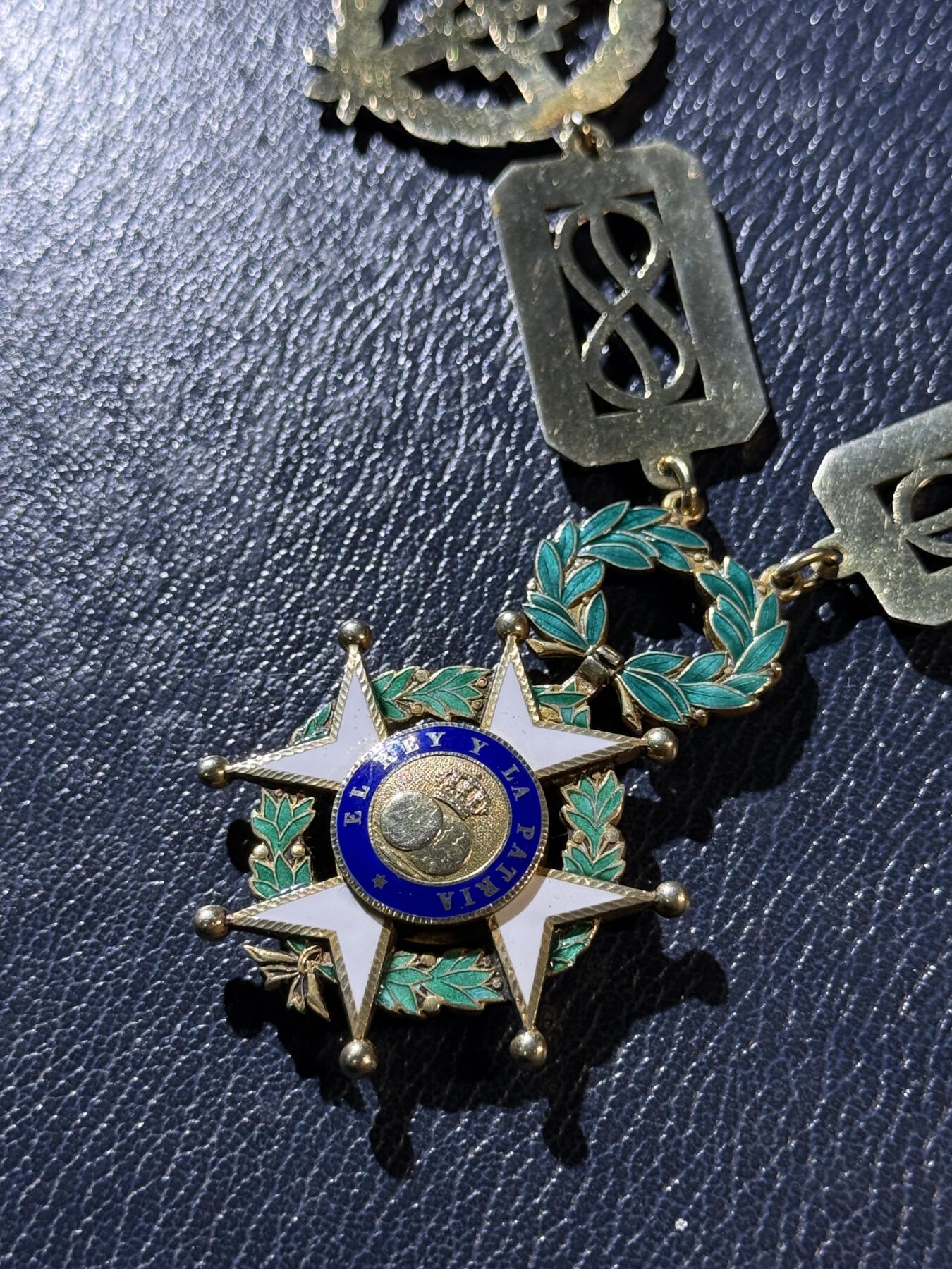 欢庆春节！戎马世界章牌大赏第111期春节大拍 西班牙大项链级圣斐迪南皇家军事勋章，银制带盒，西班牙最高军事勋赏，该大链章国内首见