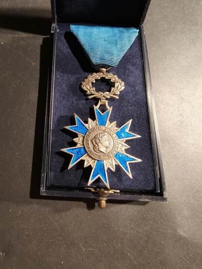 老王徽章第181期 - 法国骑士级国家功勋勋章    原盒    早期950银质珐琅     24g