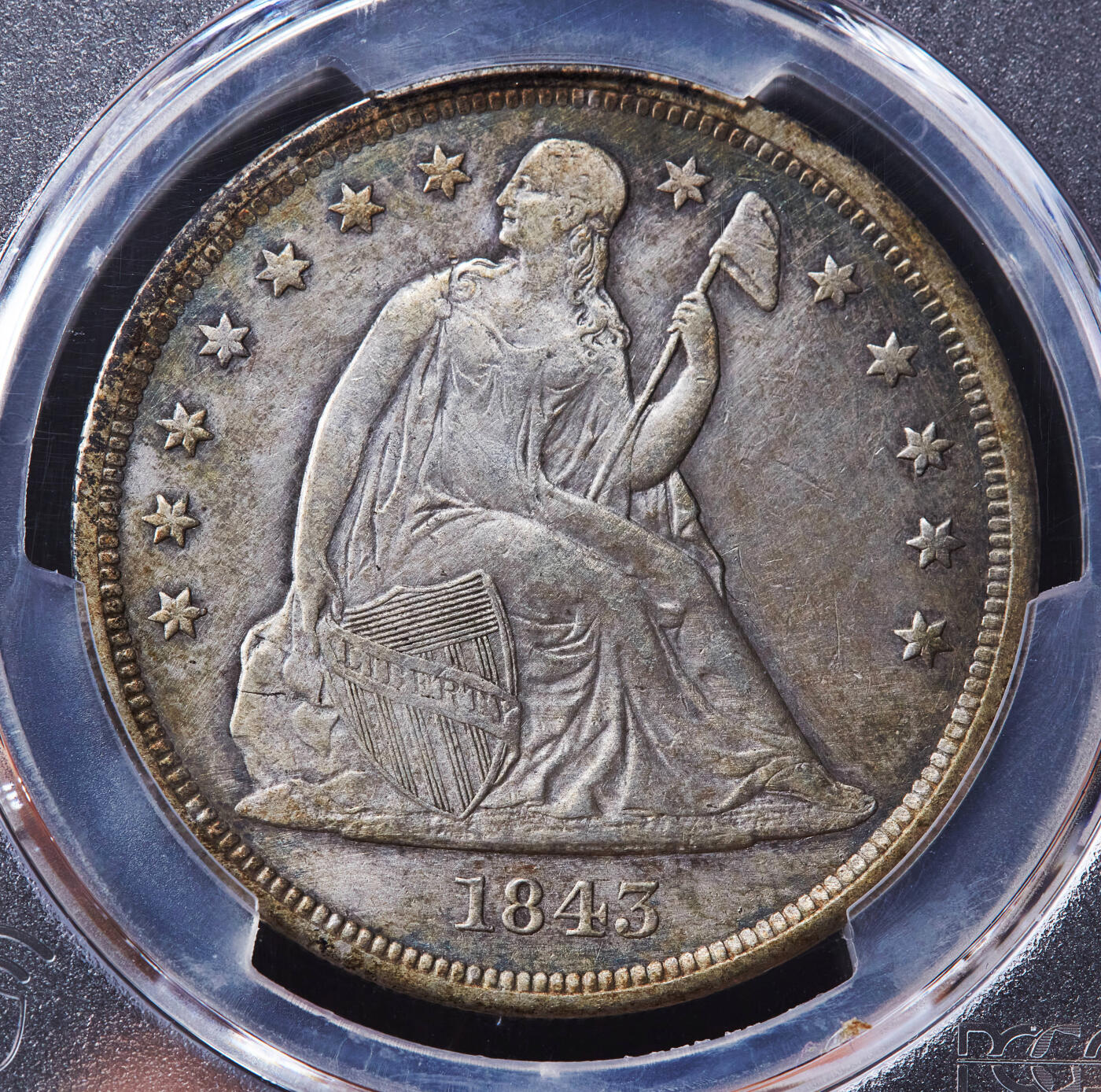 【俄甄集藏】马年新春第一拍 2026年(048)02-25星期三 晚 19:30 全场包邮 美国1843年坐人拿旗版1美元大银币，PCGS XFD，五彩包浆，名誉品种