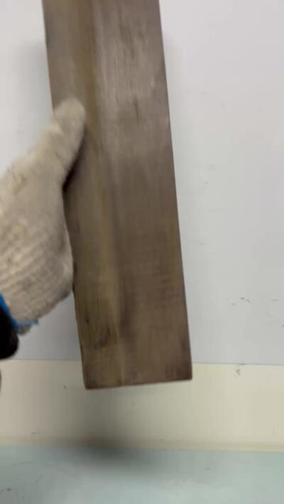 零元拍：NO.3爆满金丝乌木金丝楠 可做镇尺 切牌子，无需打磨就已经金光闪闪。满金丝药香，尺寸约：35.5/8.5/2.2厚CM。