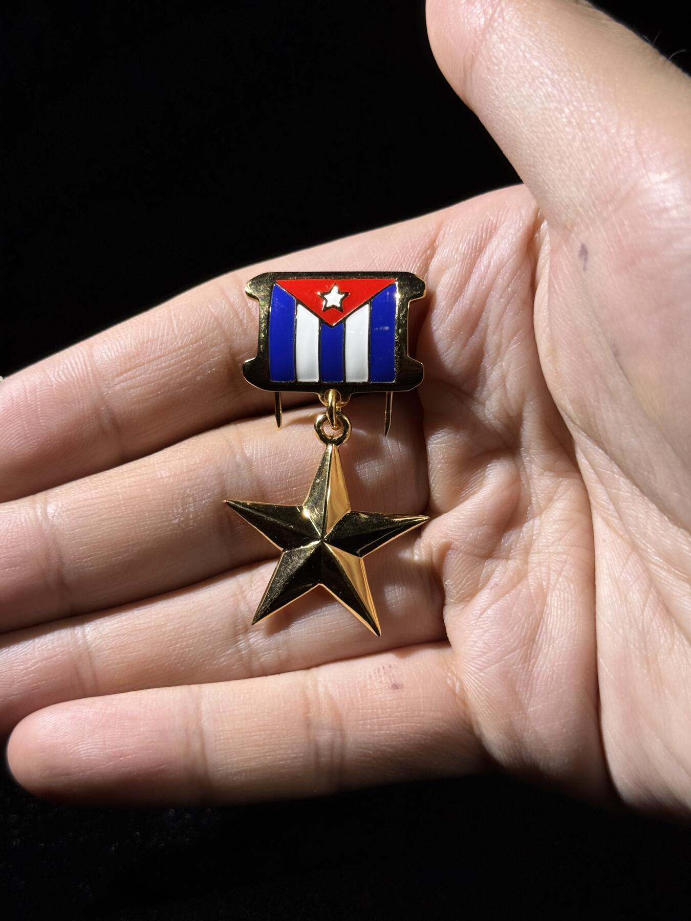 欢庆春节！戎马世界章牌大赏第111期春节大拍 古巴人民英雄奖章，银制高级复刻