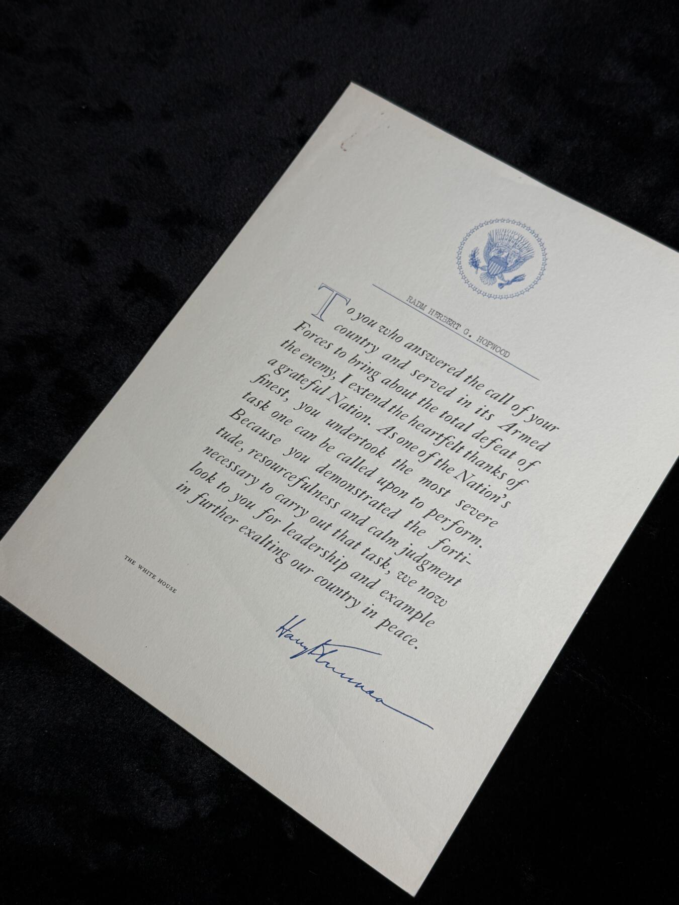 欢庆春节！戎马世界章牌大赏第111期春节大拍 美国海军嘉奖证书，授予美国海军四星上将Herbert Gladstone Hopwood，其曾担任克利夫兰号巡洋舰舰长，参与了攻占拉包尔、马里亚纳海战、菲律宾战役等对日作战以及金门炮战