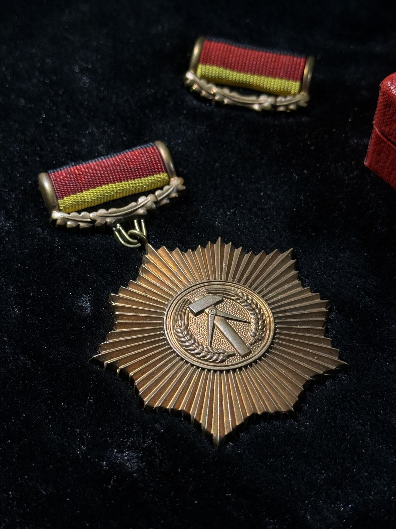 欢庆春节！戎马世界章牌大赏第111期春节大拍 东德铜级祖国功勋勋章，盒略齐全，早期手提挂版