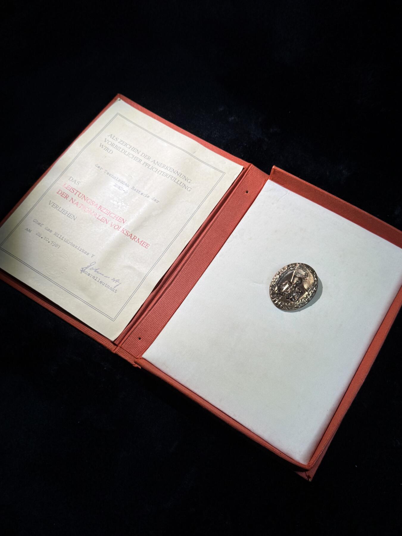 欢庆春节！戎马世界章牌大赏第111期春节大拍 集体版东德国家人民军成就证章 1981年授予第五机动导弹技术基地（BRTB-5）火炮技术中队，由第五军区司令Manfred Gehmert中将签发。