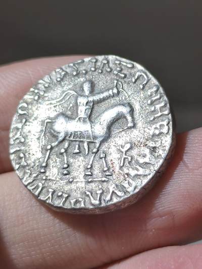 精品印度塞克阿泽斯二世四德拉克马银币，正面是国王骑马形象背面是宙斯托举胜利女神手持长矛，铭文清晰，品相漂亮，目前国外价格此品相已达到150欧元以上