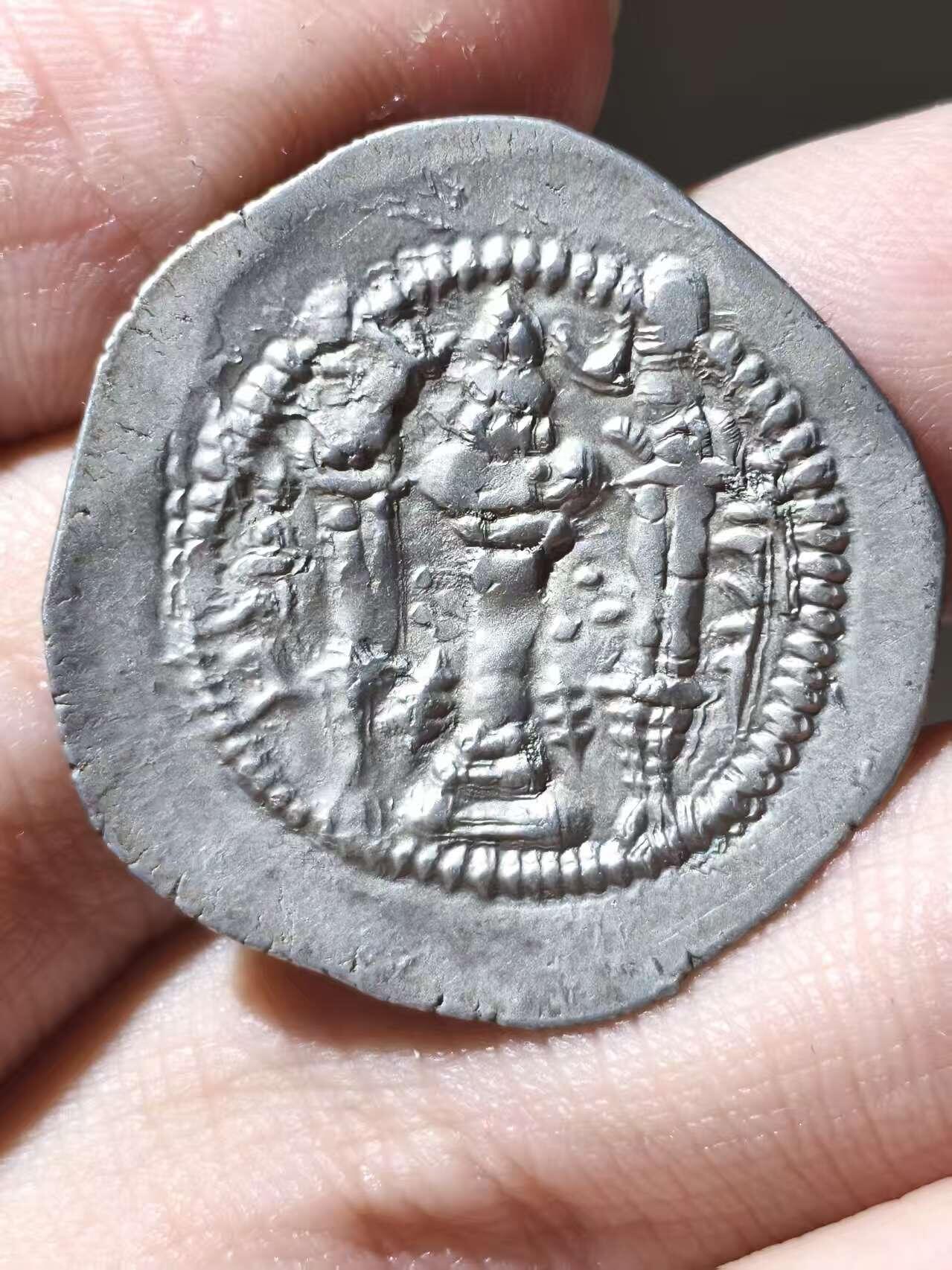 星盘世界钱币二月二十一日初五 世界古典币春节精品大拍 祝各位藏友马年大吉-新年新气象！ 稀少精品！波斯萨珊帝国-扎马斯普（下飘带版）   在位仅两年，版式单一，且存世量稀少，版式以大版本分为上飘带、下飘带版，此枚为下飘带版，虽有历史流通痕迹，但胜在打制清晰