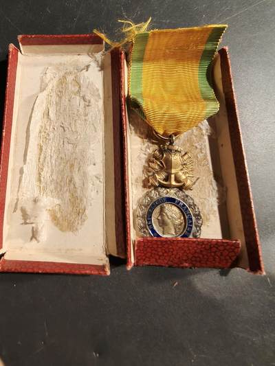 老王徽章第181期 - 法国军事奖章   三共时期    950银镀金珐琅   原盒   20.6g