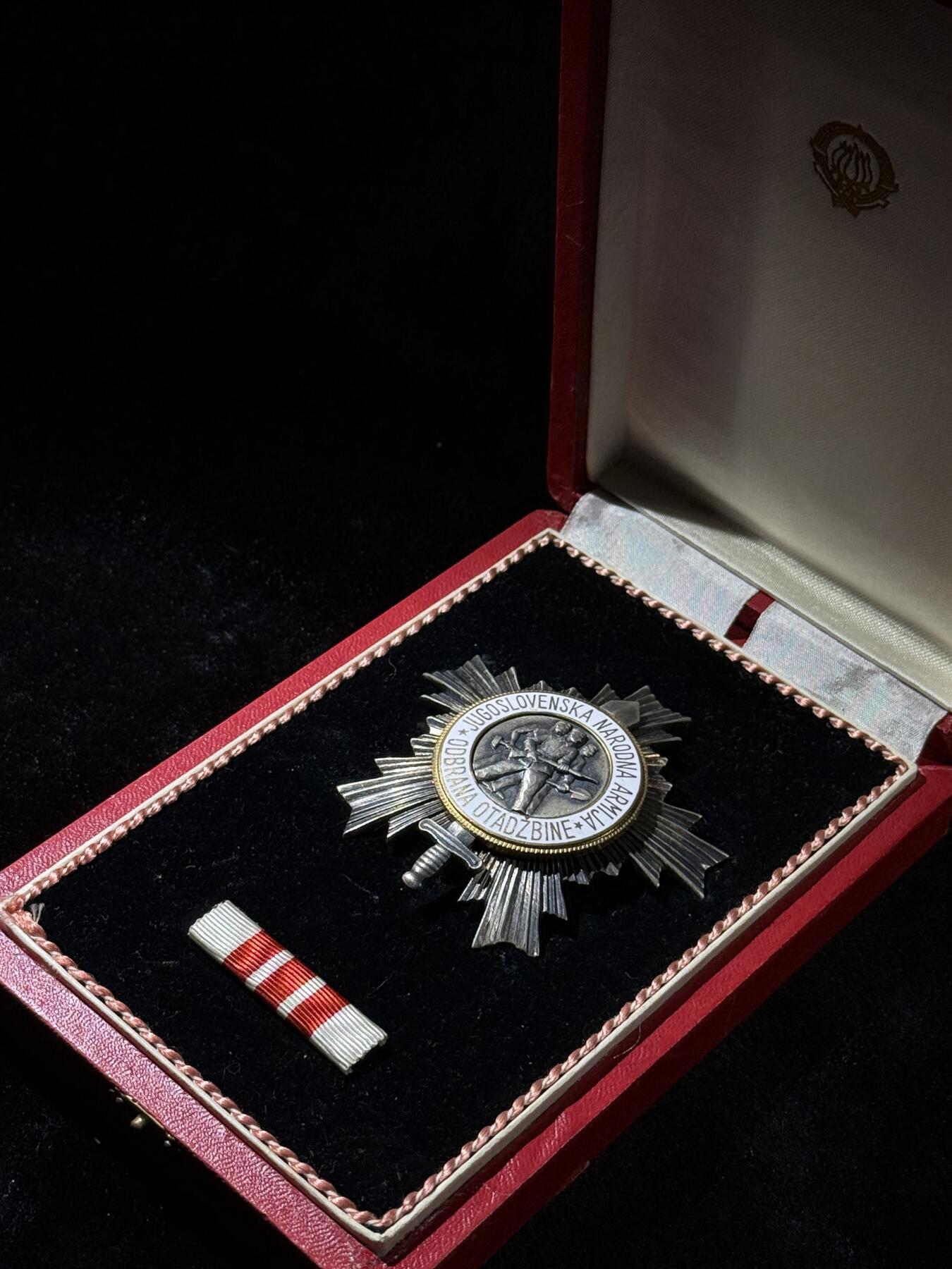 欢庆春节！戎马世界章牌大赏第111期春节大拍 南斯拉夫三级人民军勋章，银制，早期滚边礼盒薄章体版本，盒扣缺失