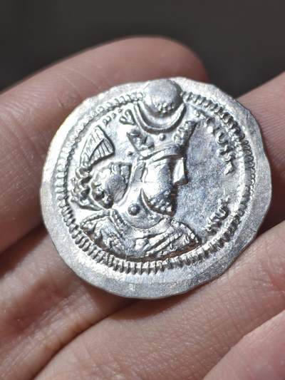 极品！萨珊帝国瓦赫兰五世德拉克马银币顶级波斯窖藏原坑，原味au未流通品相，这一枚是祭坛左侧带有厂标的版别，比较少见，品相非常漂亮