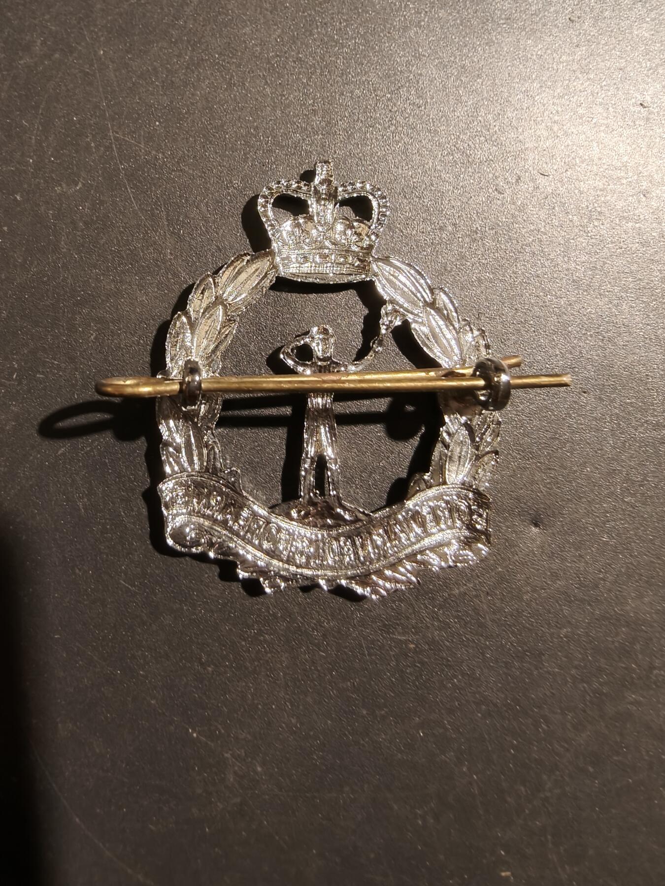 老王徽章第181期 英国皇家观察团帽徽    女王时期      皇家观察团是一个英国民防组织，在冷战期间负责监测核辐射尘。 