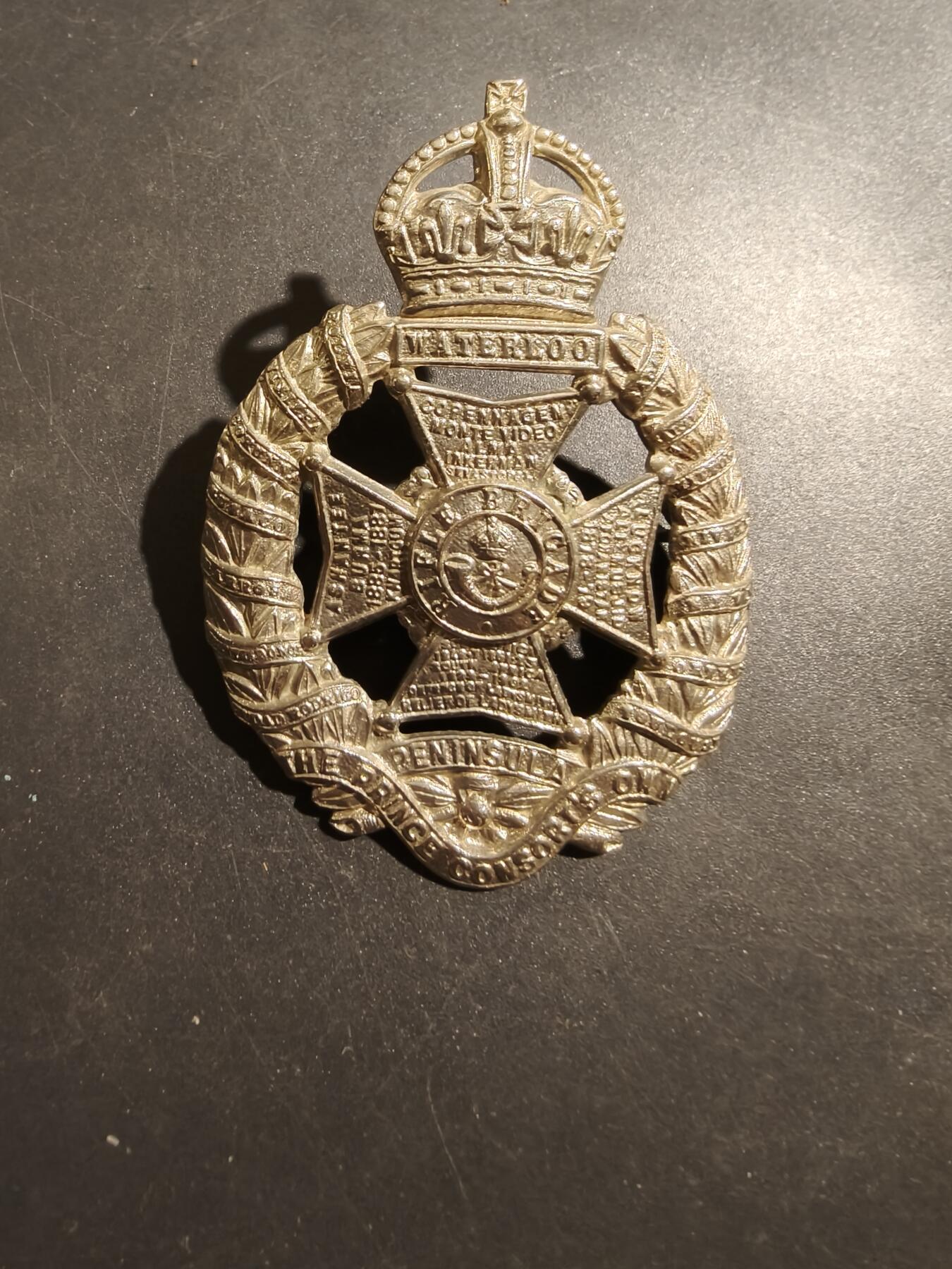 老王徽章第181期 英国亲王属步枪旅帽徽    一战时期