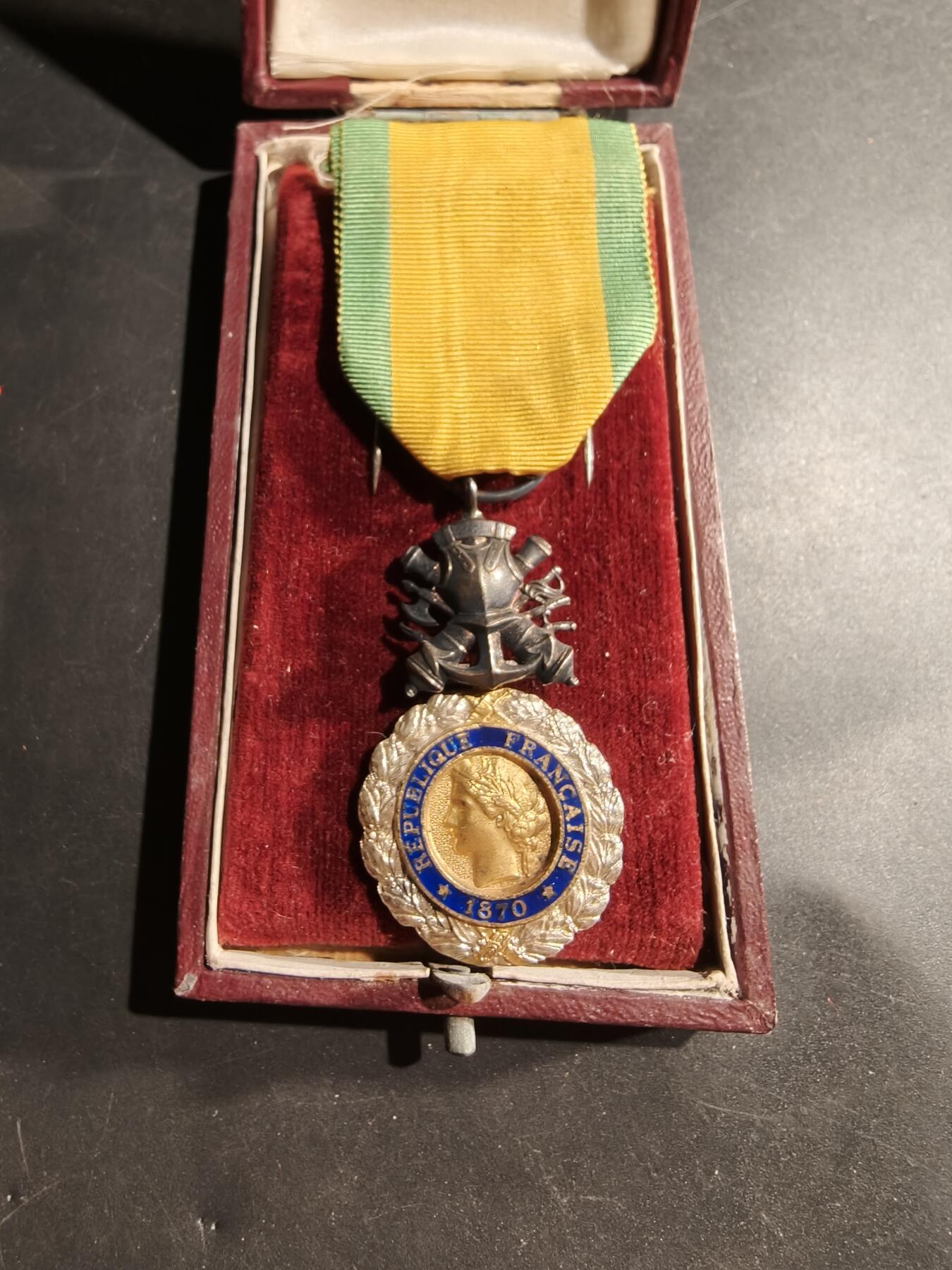 老王徽章第181期 法国军事奖章   三共时期    950银镀金珐琅   原盒皮盒    19.8g