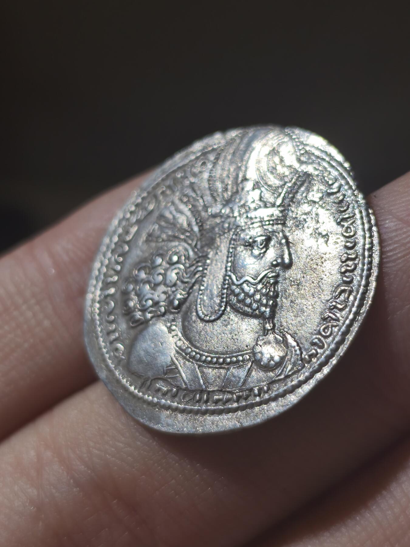 星盘世界钱币二月二十一日初五 世界古典币春节精品大拍 祝各位藏友马年大吉-新年新气象！ 精品馆藏级！萨珊帝国沙普尔一世德拉克马银币顶级波斯窖藏原坑，原味au未流通品相，这一枚是祭坛上方带有萨珊帝国简化王冠徽记和印度帕提亚牛首徽记的版别，品相非常漂亮，铭文极其清楚，对于研究萨珊早期历史，和考证王朝溯源是不可多得的实证，这一枚好在打的非常完美，铭文齐全，帽子上的花纹都非常全，深打，略有腐蚀，但并不影响图案